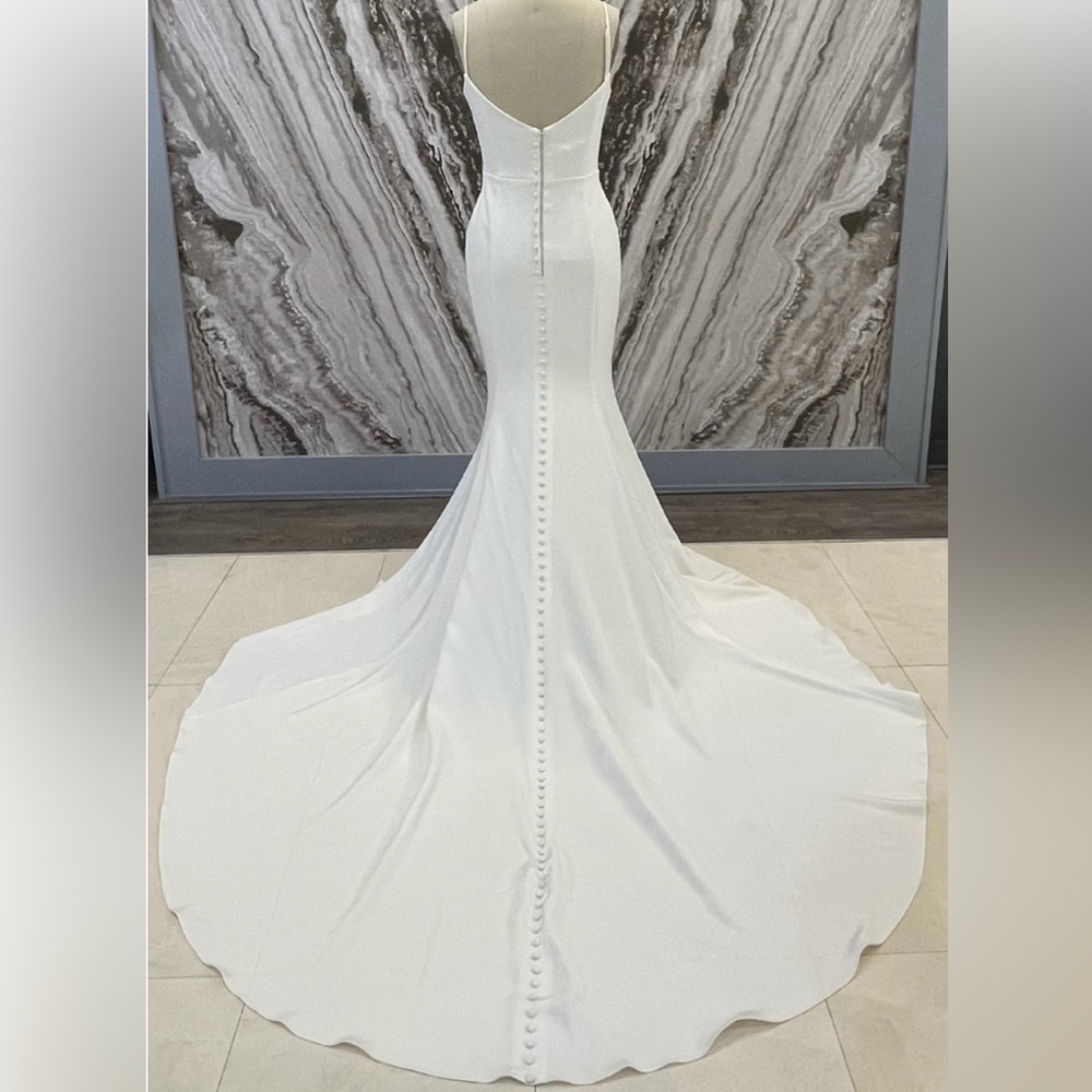 Martina Liana - Simple wedding dress with button detailed train